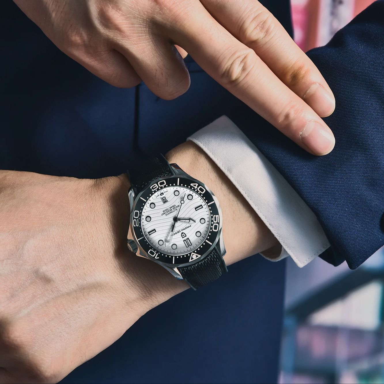 ساعة ميكانيكية رجالية عصرية من - مراجعة Rubber Strap Diver وسعره