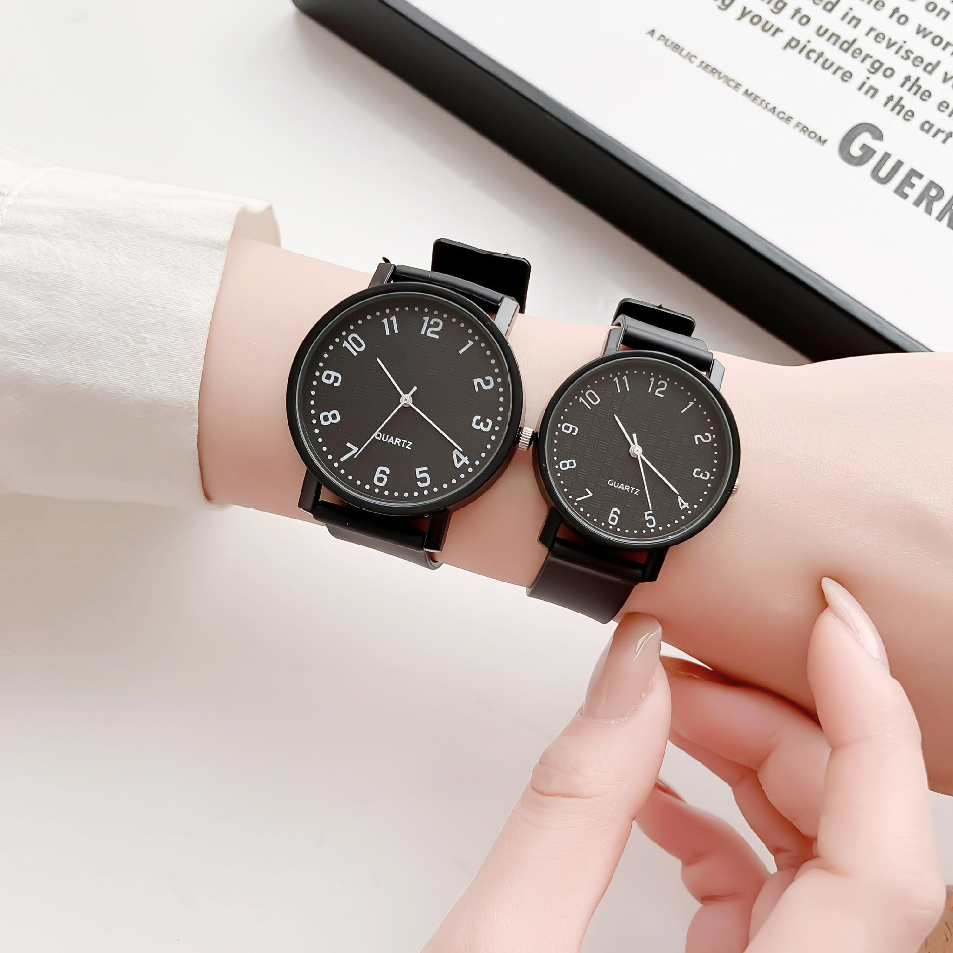 ساعة كوارتز سوداء بسيطة للنساء - مراجعة Silicone Band Women وسعره